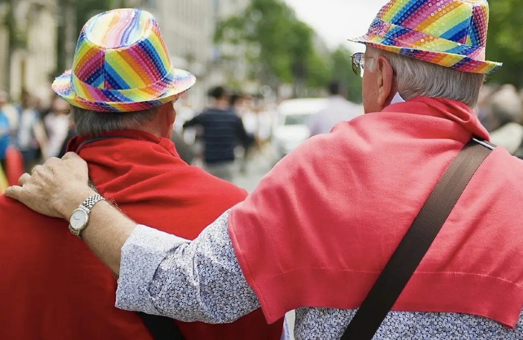 Homens gays idosos numa parada lgbtqia+