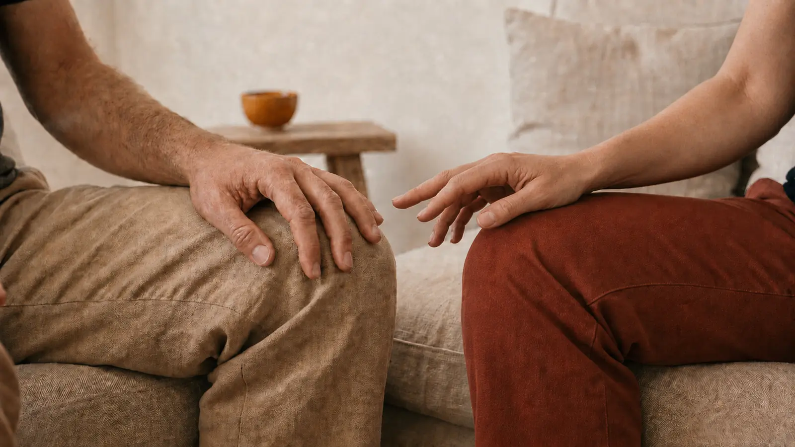 Mãos de duas pessoas próximas, mas sem contato, representando dificuldade de aproximação e ansiedade sexual.