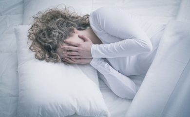 Pesooa com Insônia por pensar demais na hora de dormir