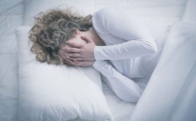 Pesooa com Insônia por pensar demais na hora de dormir