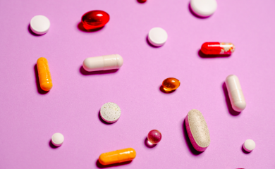 pexels.com/Foto de Anna Shvets: https://www.pexels.com/pt-br/foto/pilulas-de-medicacao-vermelhas-brancas-e-amarelas-3683077/