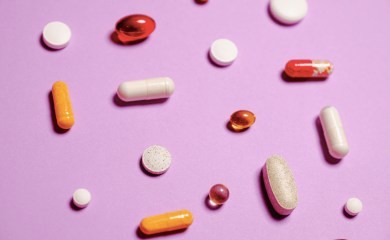 pexels.com/Foto de Anna Shvets: https://www.pexels.com/pt-br/foto/pilulas-de-medicacao-vermelhas-brancas-e-amarelas-3683077/