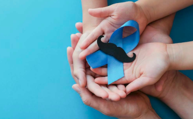 mãos de um homem, uma mulher e uma criança segurando o laço azul da campanha novembro azul. A imagem representa a importância da educação emocional do homem desde a infância