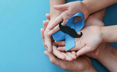 mãos de um homem, uma mulher e uma criança segurando o laço azul da campanha novembro azul. A imagem representa a importância da educação emocional do homem desde a infância