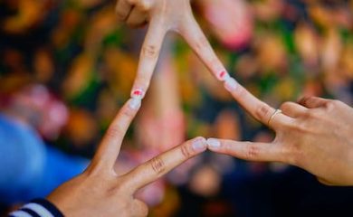 Foto de Darrel Und: https://www.pexels.com/pt-br/foto/fotografia-de-pessoas-conectando-os-dedos-1023828/