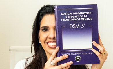 Psiquiatra Dra Aline Rangel segurando o DSM5 e explicando sobre como é o tratamento da depressão com a vilazodona.