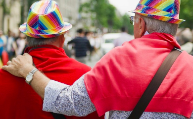 Homens gays idosos numa parada lgbtqia+