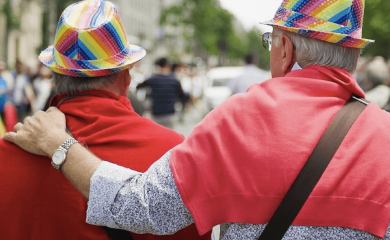 Homens gays idosos numa parada lgbtqia+