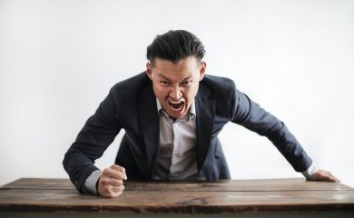 Foto de Andrea Piacquadio: https://www.pexels.com/pt-br/foto/executivo-maluco-gritando-para-a-camera-3760790/