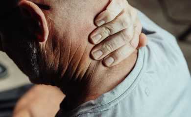 Foto de Kindel Media: https://www.pexels.com/pt-br/foto/mao-doente-mal-prejuizo-7298881/