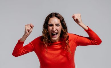 Foto de Pavel Danilyuk: https://www.pexels.com/pt-br/foto/vitoria-victory-bravo-irritado-8638018/