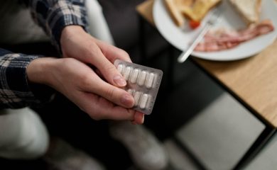 Foto de Ron Lach : https://www.pexels.com/pt-br/foto/maos-segurando-holding-remedio-8526177/