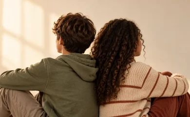 Dois adolescentes de costas, uma jovem parda de cabelos crespos e um rapaz, ilustram a diversidade do neurodesenvolvimento no TDAH e no TEA