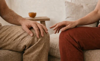 Mãos de duas pessoas próximas, mas sem contato, representando dificuldade de aproximação e ansiedade sexual.